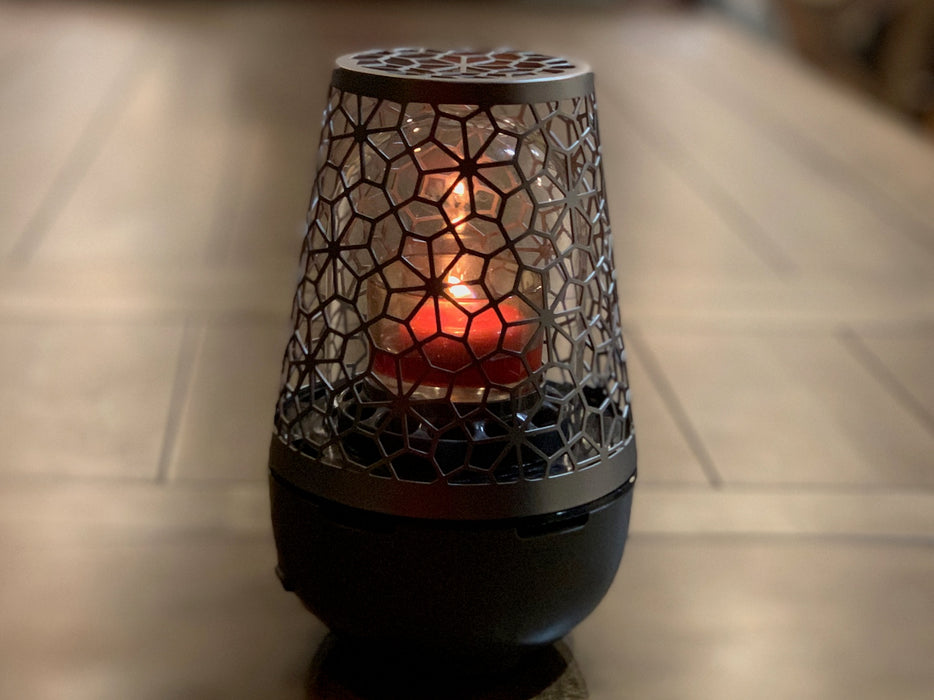 Candle diffuser with burning candle